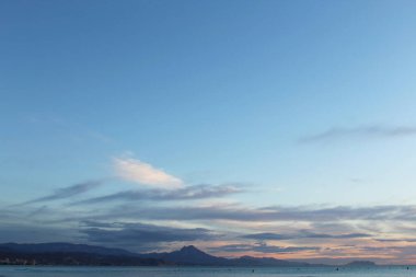 Dağlar ve deniz üzerinde gündoğumu
