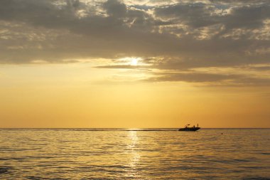 Denizin üzerinde gün batımı