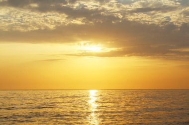 Denizin üzerinde gün batımı