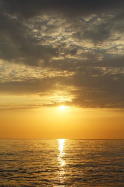 Denizin üzerinde gün batımı