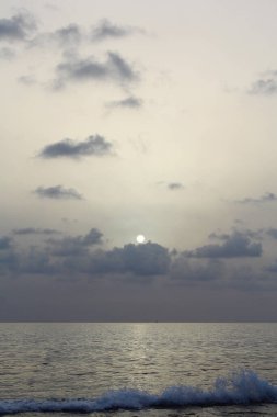  Denizde sisli bir sabah. Denizin üzerinde bulutlar