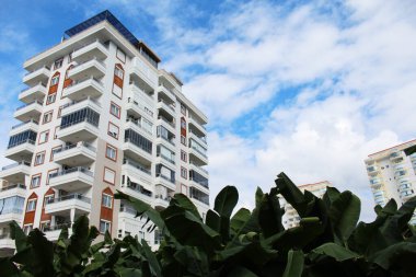 Mahmutlar, Türkiye 'deki muz çiftliklerinin arka planına karşı yeni binalar