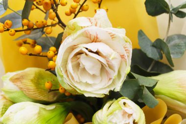 Vazodaki güzel sarı güller.