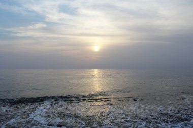 Denizin üzerinde doğal gün batımı