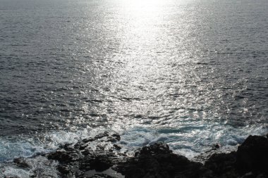 Kayalarda mavi okyanus dalgaları