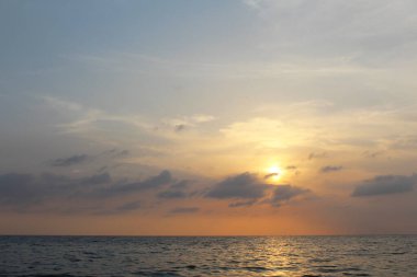  Denizin üzerinde gün batımı