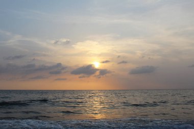  Denizin üzerinde gün batımı