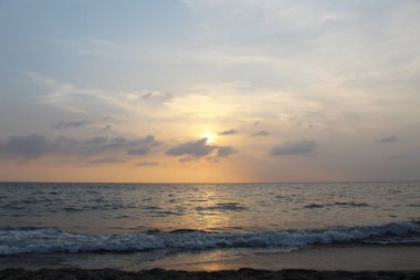  Denizin üzerinde gün batımı