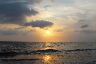 Sahilde gün batımı