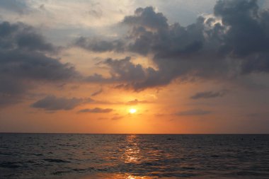 Denizde güzel bir gün batımı