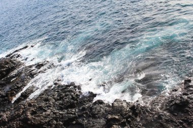 Akdeniz 'in kayalık sahillerindeki dalgalar
