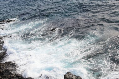 Kayalarda mavi okyanus dalgaları