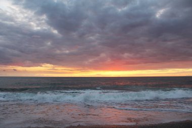 Sahilde renkli bir gün batımı.
