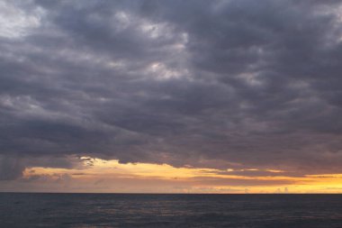 Denizin üzerinde güzel bir gün batımı