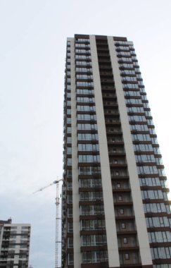  yüksek yeni bina ve inşaat arka planda bir vinç