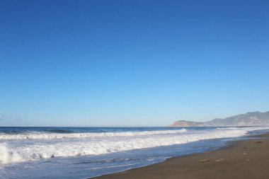 Mahmutlar Türkiye 'de deniz kıyısındaki güzel sahil ve dağlar