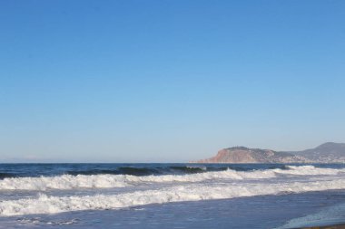 Mahmutlar Türkiye 'de deniz kıyısındaki güzel sahil ve dağlar