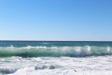 Sahildeki deniz dalgaları
