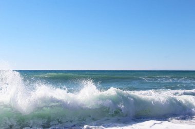 Akdeniz kıyısında deniz dalgaları ve köpük.