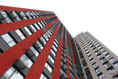 Ukrayna 'nın Kyiv şehrinde yeni bir binanın güzel kırmızı cephesi