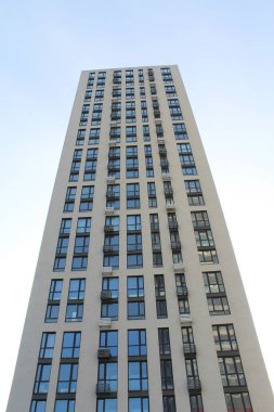 Açık mavi gökyüzünde modern ofis binası. Retro gökyüzü zinde ve şık