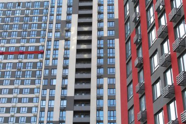 Cam pencereli modern bina