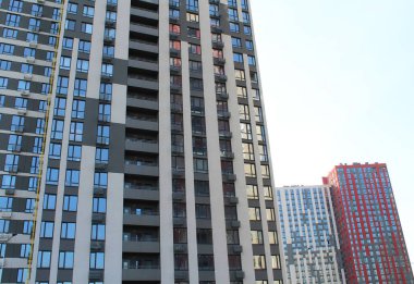 Gökyüzü olan modern ofis binası