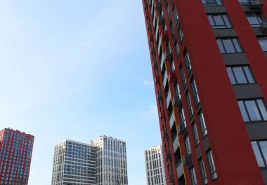 Gökyüzü olan modern ofis binası