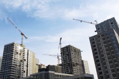 Yüksek binaları ve inşaat vinçleri olan bir inşaat alanı.