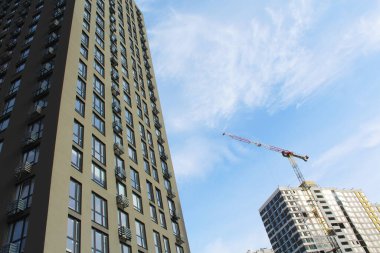 Yüksek binaları ve inşaat vinçleri olan bir inşaat alanı.