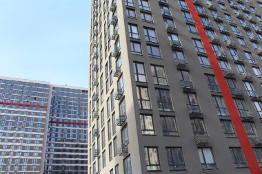 Yeni bir apartmanın ön cephesi