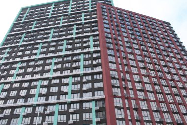 Yeni binanın ön cephesi. Ukrayna, Kyiv 'deki modern apartman binası