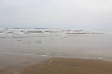 Baltık Denizi 'ndeki kumsal. Sahilde dalgalar