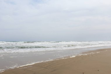 Deniz dalgaları ve gökyüzü, kumsalda sabah