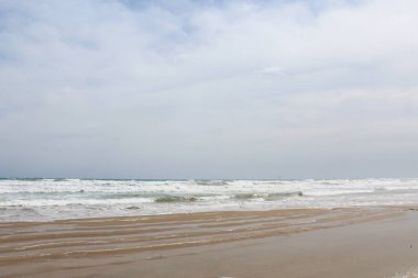 Deniz dalgaları ve gökyüzü, kumsalda sabah