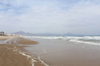 Deniz dalgaları ve gökyüzü, kumsalda sabah