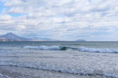 İsrail 'in kuzeyindeki Akdeniz' in deniz manzarası ve dağlarının plajı.