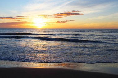 Doğal arka plan. Denizin üzerinde güzel gün doğumu.,