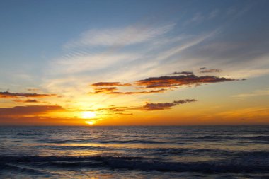 Doğal arka plan. Denizin üzerinde güzel gün doğumu.,