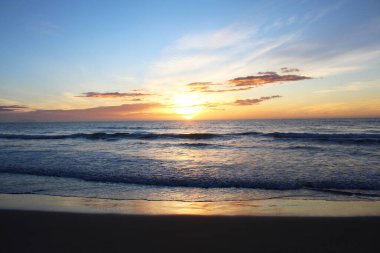 Doğal arka plan. Denizin üzerinde güzel gün doğumu.,