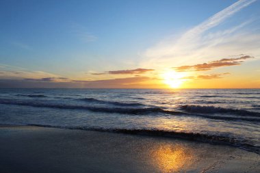 Sahilde gün batımı, doğal arka plan Denizin üzerinde güzel bir gün doğumu,
