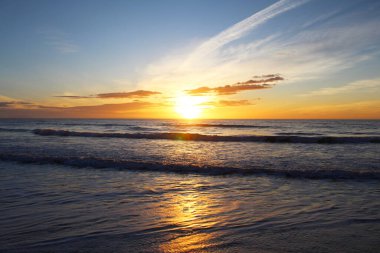 Sahilde gün batımı, doğal arka plan Denizin üzerinde güzel bir gün doğumu,