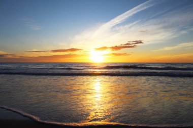 Sahilde gün batımı, doğal arka plan Denizin üzerinde güzel bir gün doğumu,
