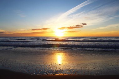 Sahilde gün batımı, doğal arka plan Denizin üzerinde güzel bir gün doğumu,