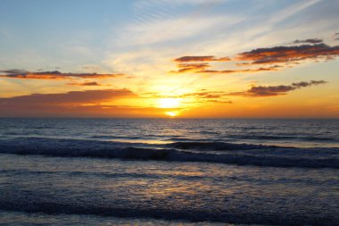 Sahilde gün batımı, doğal arka plan Denizin üzerinde güzel bir gün doğumu,