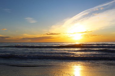 Sahilde gün batımı