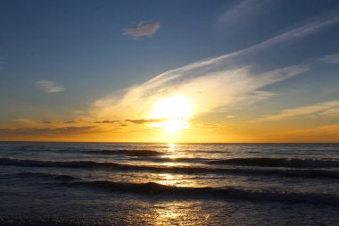 Sahilde gün batımı