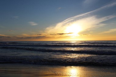 Letonya 'daki Baltık Denizi üzerinde güzel bir gün doğumu