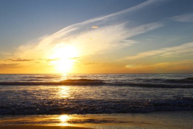 Denizin üzerinde gün batımı