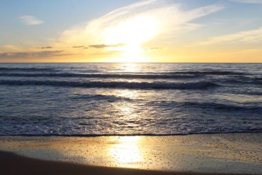 Denizin üzerinde güzel bir gün batımı